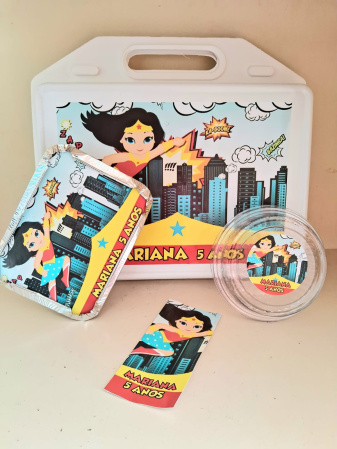 KIT FESTA ESCOLAR PERSONALIZADO MULHER MARAVILHA 2 KIT FESTA ESCOLAR PERSONALIZADO MULHER MARAVILHA 2-COMEMORE O ANIVERSÁRIO COM UMA FESTA NA ESCOLA DE MANEIRA PRÁTICA E DIVERTIDA.
KIT FESTA NA ESC