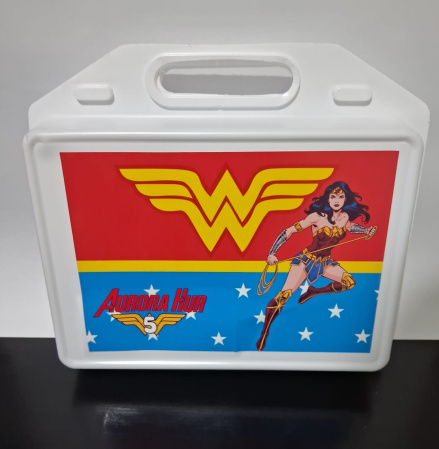 KIT FESTA ESCOLAR PERSONALIZADO MULHER MARAVILHA KIT FESTA ESCOLAR PERSONALIZADO MULHER MARAVILHA-COMEMORE O ANIVERSÁRIO COM UMA FESTA NA ESCOLA DE MANEIRA PRÁTICA E DIVERTIDA.
KIT FESTA NA ESC