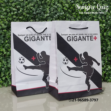 Sacola de papel vasco Sacola de papel vasco-MEDIDAS: 17 cm largura / 25 cm altura / 9 cm profundidade.
As sacolas já são prontas sem personal