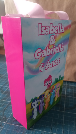 Sacola Personalizada My Little pony Sacola Personalizada My Little pony-Sacolinha surpresa personalizada em papel fotográfico de 180 gramatura, com alça de cetim nas medi