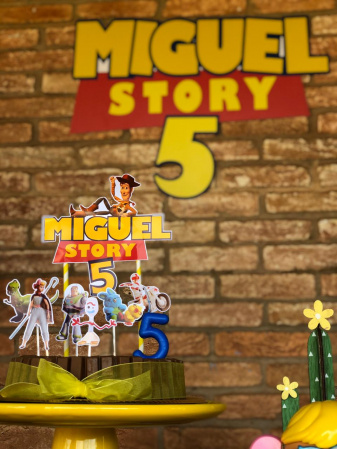 Topo de bolo Toy Story 4-Topo de bolo Toy Story 4

- Papel fotográfico glossy 230g 
- Acompanham os palitos