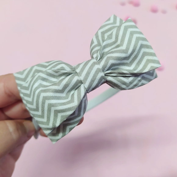Tiara com Laço Borboleta Duplo Chevron Cinza e Branco
