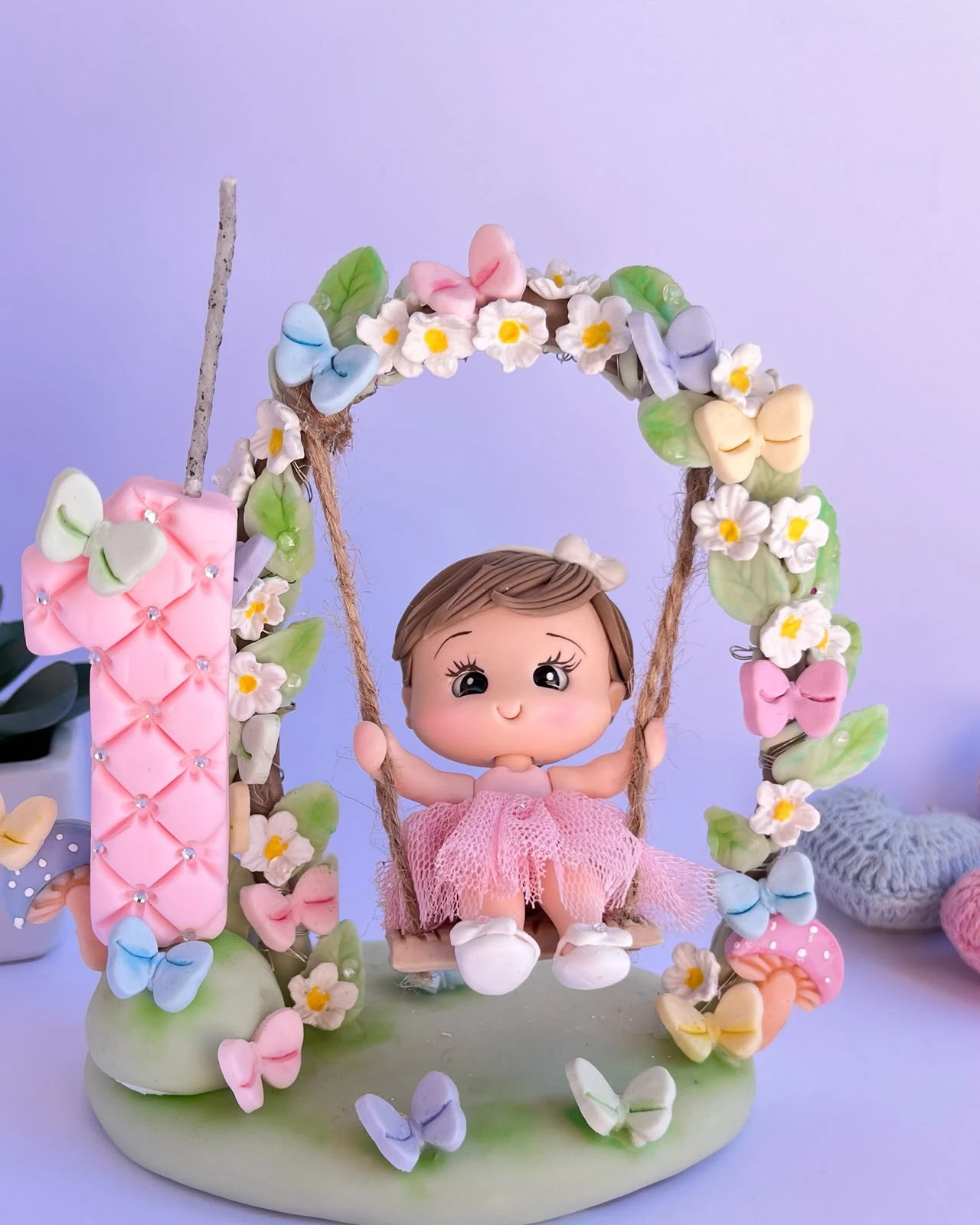 Topo de Bolo Menina no Balanço Jardim das Borboletas em Biscuit