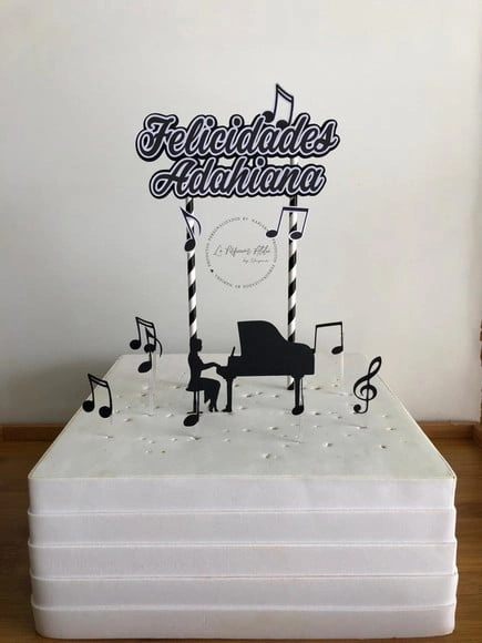 Topo de bolo pianista