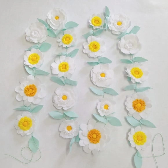 Varal ou Cordão de Flores de Feltro - Branco e Amarelo