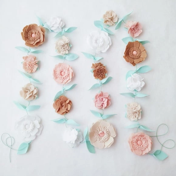 Varal ou Cordão de Flores de Feltro  Nude, Branco e Caramel