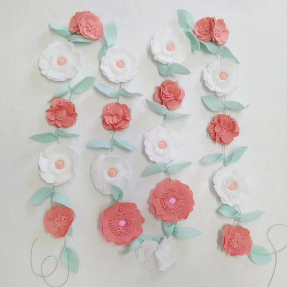 Varal ou Cordão de Flores de Feltro - Pêssego e Branco