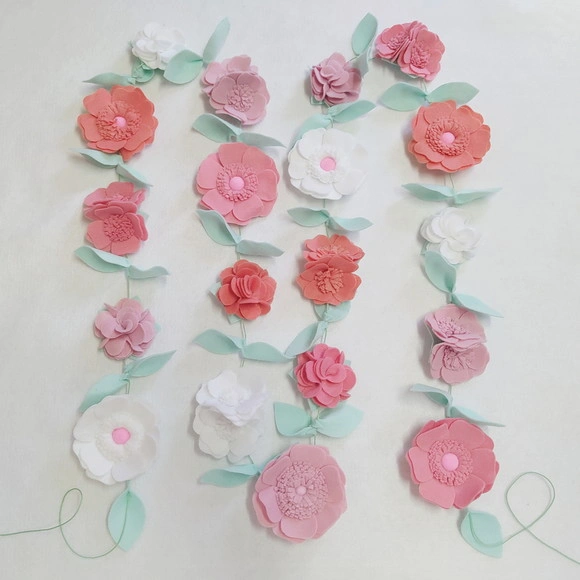 Varal ou Cordão de Flores de Feltro - Tons de Rosa e Branco.