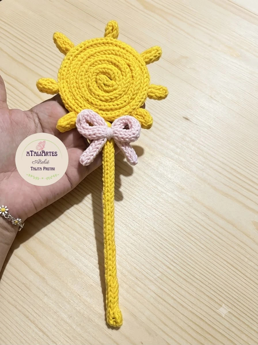 Varinha mágica de Solzinho personalizado em tricotin